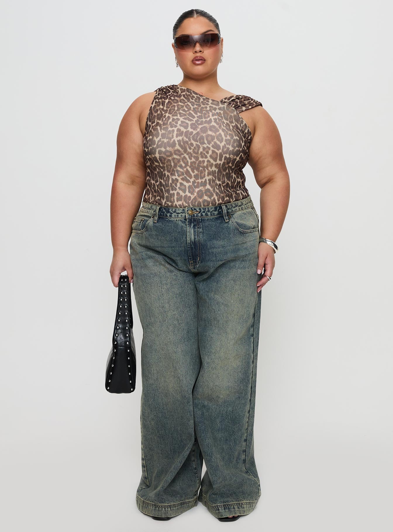 Ribbon Stamp Low Rise Wide Leg Jeans Antique Wash Curve